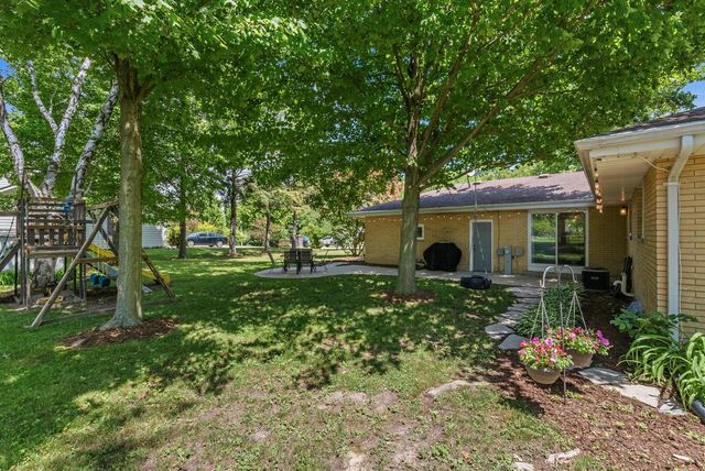 2404 Skyline DRIVE, West Bend, WI 53090