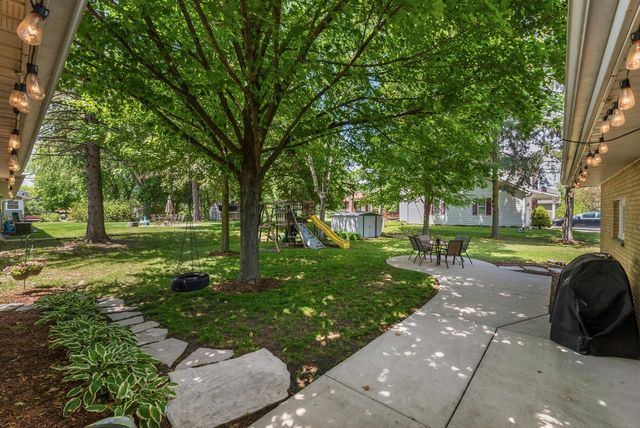 2404 Skyline DRIVE, West Bend, WI 53090