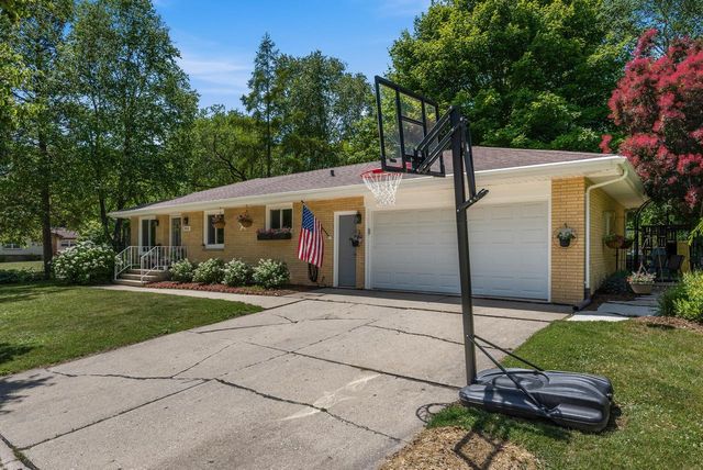 2404 Skyline DRIVE, West Bend, WI 53090