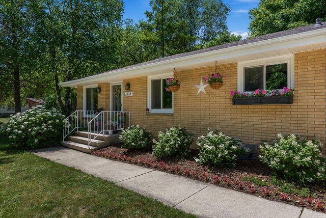 2404 Skyline DRIVE, West Bend, WI 53090