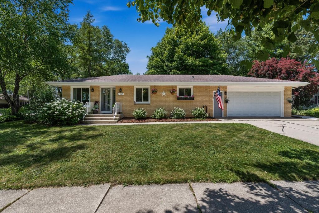 2404 Skyline DRIVE, West Bend, WI 53090