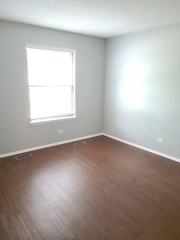 221 Hawthorne Court C1, Schaumburg, IL 60193