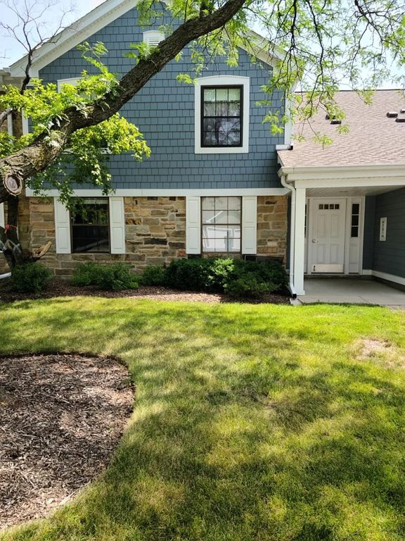 221 Hawthorne Court C1, Schaumburg, IL 60193