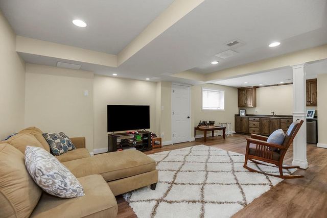 6004 NW 78th Court, Kansas City, MO 64151