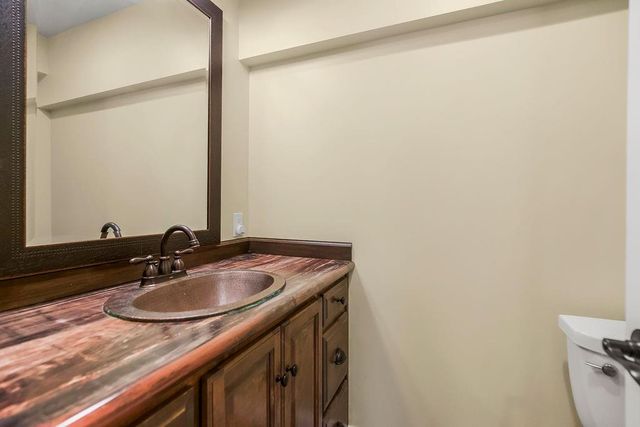 6004 NW 78th Court, Kansas City, MO 64151