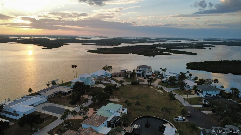 11999 W Bayshore Drive, Crystal River, FL 34429