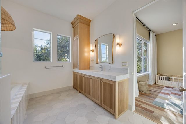 335 Beulah LN, Dripping Springs, TX 78620