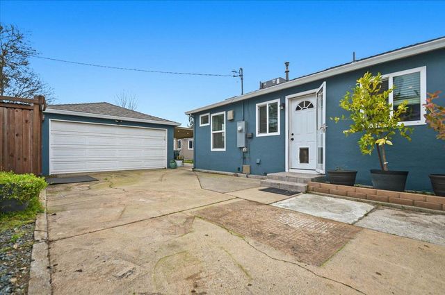 600 Alicante Dr, Lodi, CA 95240