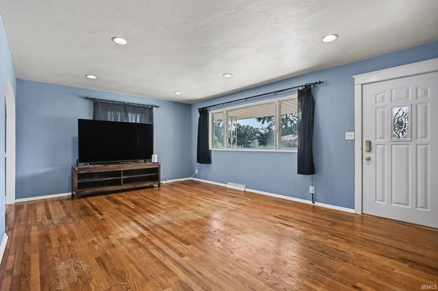 2633 Edison Road, South Bend, IN 46615