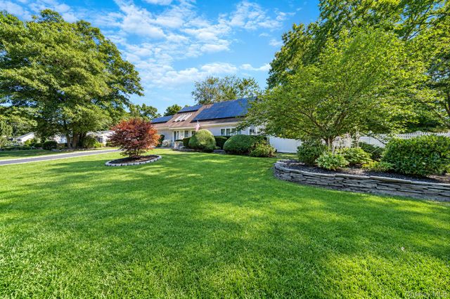 17 Fenwick Avenue, Farmingville, NY 11738