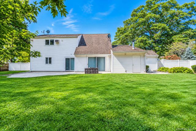 17 Fenwick Avenue, Farmingville, NY 11738