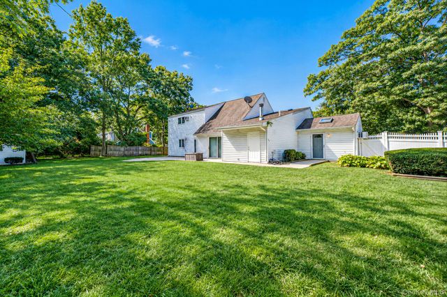 17 Fenwick Avenue, Farmingville, NY 11738
