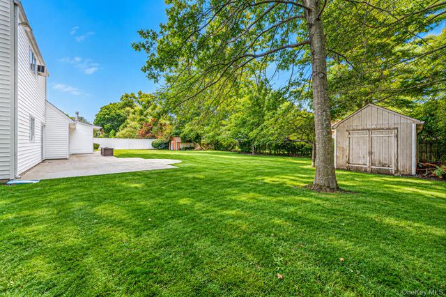 17 Fenwick Avenue, Farmingville, NY 11738