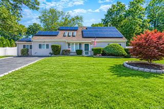 17 Fenwick Avenue, Farmingville, NY 11738