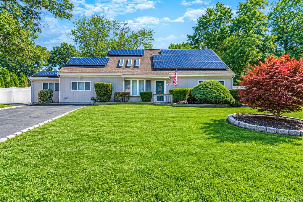17 Fenwick Avenue, Farmingville, NY 11738