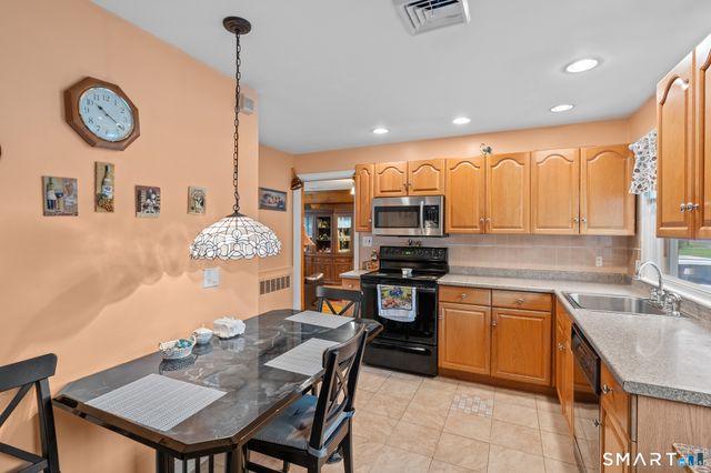 1781 Litchfield Turnpike, Woodbridge, CT 06525