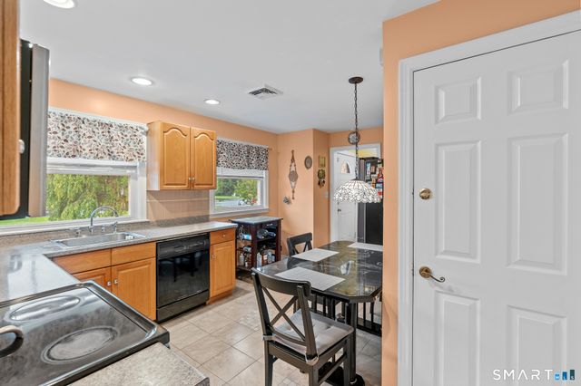 1781 Litchfield Turnpike, Woodbridge, CT 06525