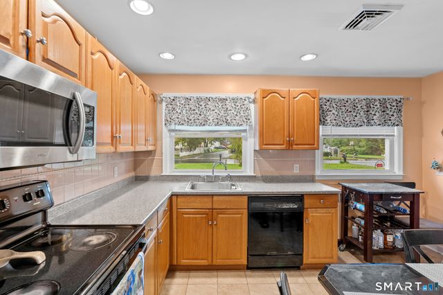 1781 Litchfield Turnpike, Woodbridge, CT 06525