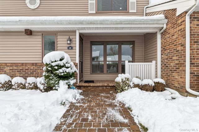 2 W Pond Court, Smithtown, NY 11787