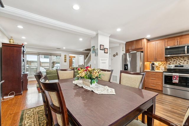 2 W Pond Court, Smithtown, NY 11787