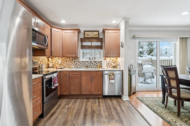 2 W Pond Court, Smithtown, NY 11787