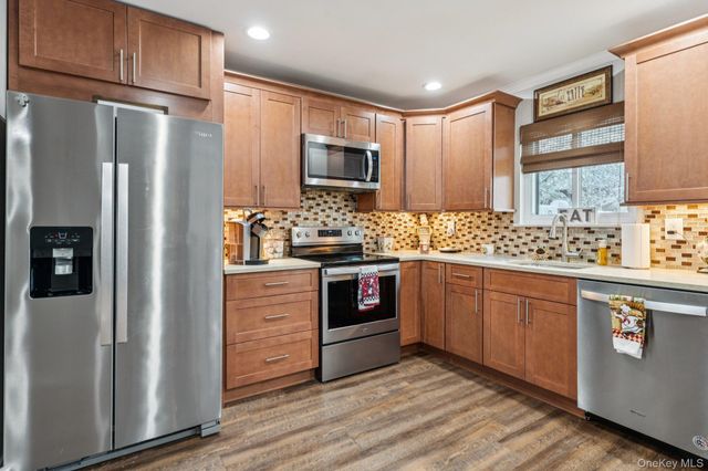 2 W Pond Court, Smithtown, NY 11787