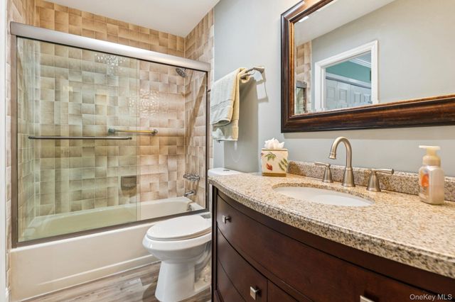 2 W Pond Court, Smithtown, NY 11787