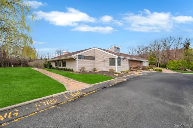 2 W Pond Court, Smithtown, NY 11787