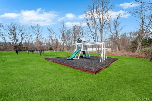 2 W Pond Court, Smithtown, NY 11787