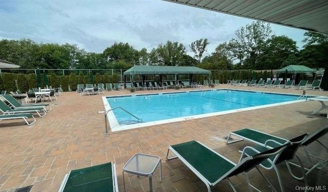 2 W Pond Court, Smithtown, NY 11787