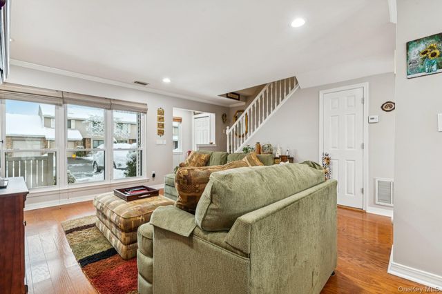 2 W Pond Court, Smithtown, NY 11787