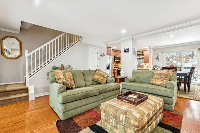 2 W Pond Court, Smithtown, NY 11787