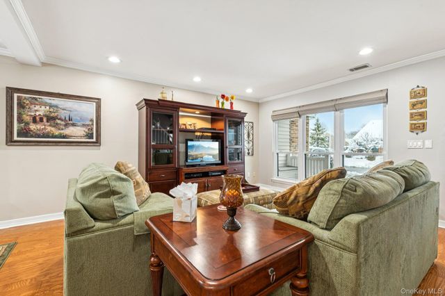 2 W Pond Court, Smithtown, NY 11787