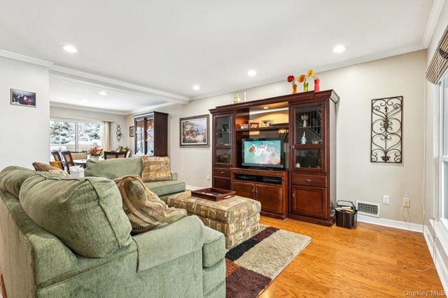 2 W Pond Court, Smithtown, NY 11787