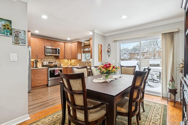 2 W Pond Court, Smithtown, NY 11787