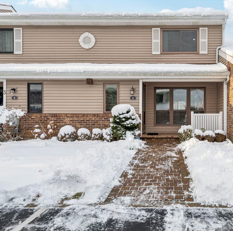 2 W Pond Court, Smithtown, NY 11787