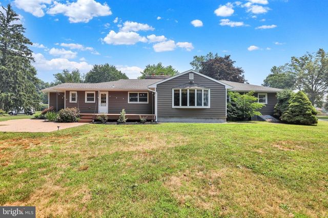 3 WOODCLIFFE DR, Robbinsville, NJ 08690