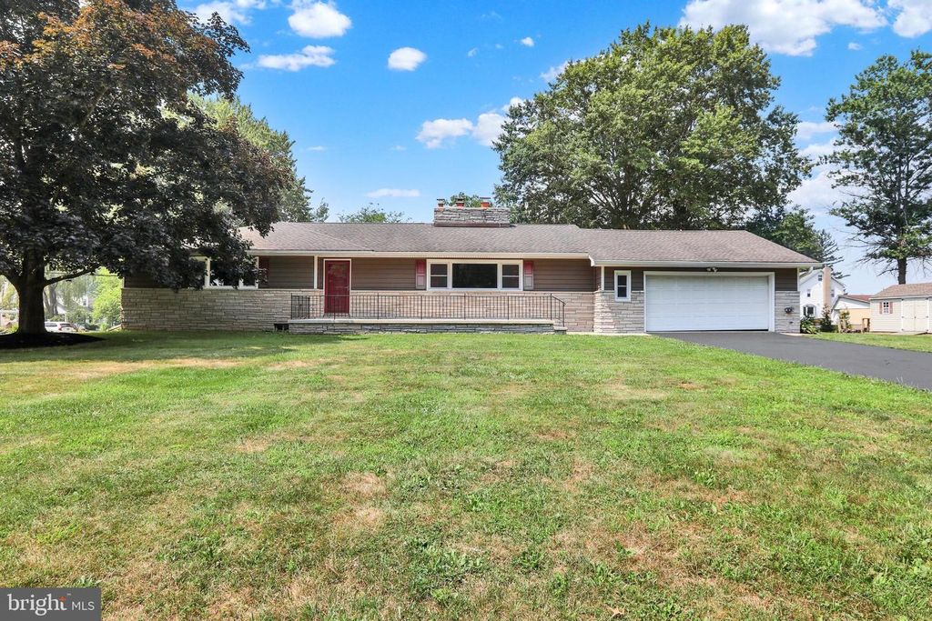 3 WOODCLIFFE DR, Robbinsville, NJ 08690