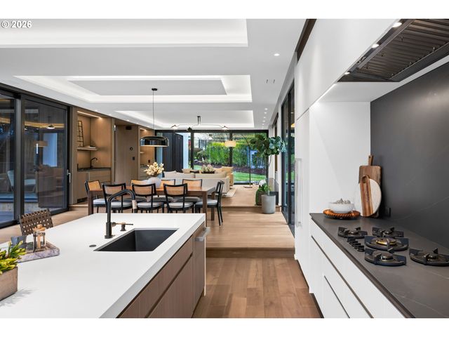 1120 S MILITARY Rd, Portland, OR 97219