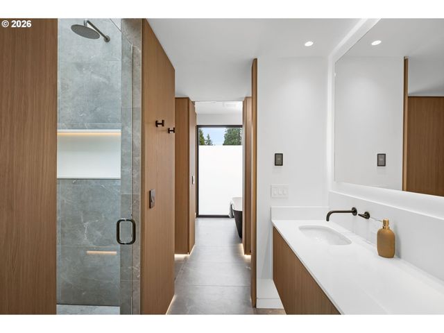 1120 S MILITARY Rd, Portland, OR 97219