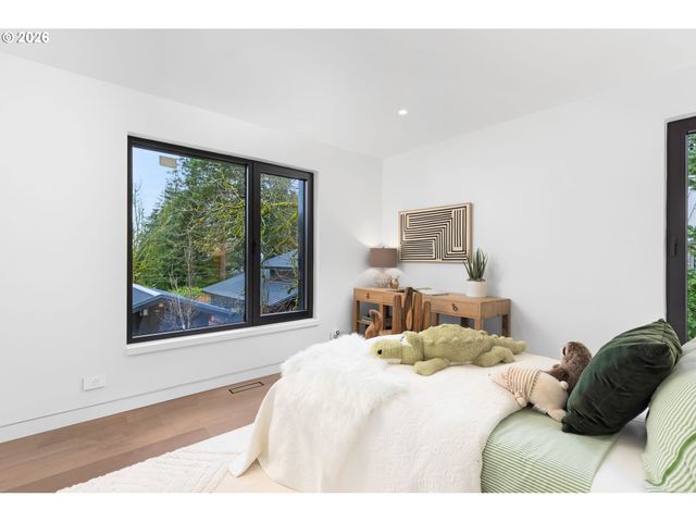1120 S MILITARY Rd, Portland, OR 97219