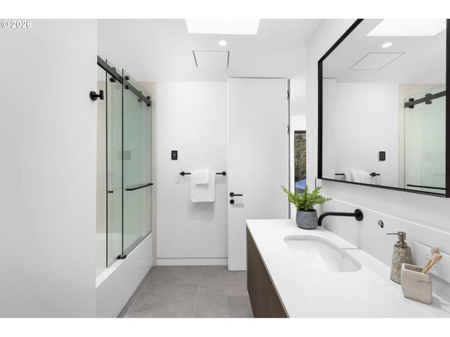 1120 S MILITARY Rd, Portland, OR 97219