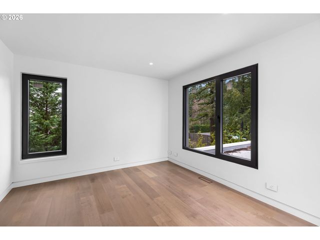 1120 S MILITARY Rd, Portland, OR 97219