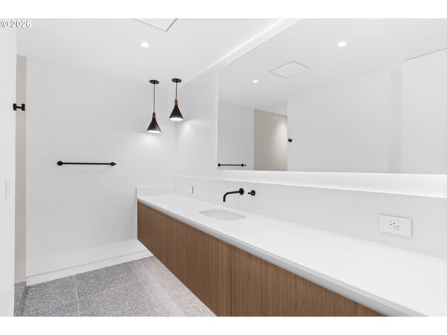 1120 S MILITARY Rd, Portland, OR 97219