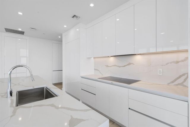 220 Lake Shore Drive 1823, Lake Park, FL 33403