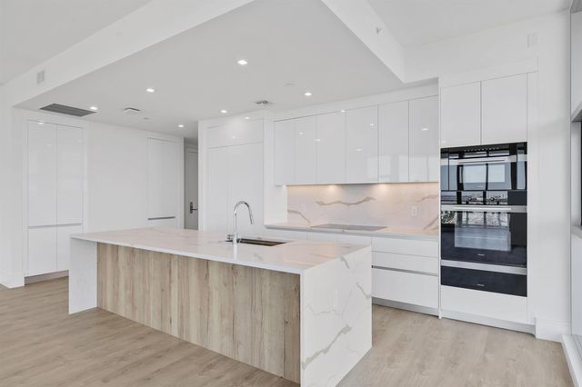 220 Lake Shore Drive 1823, Lake Park, FL 33403