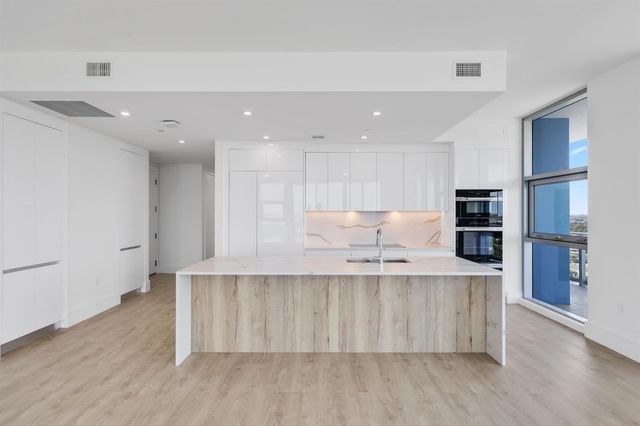 220 Lake Shore Drive 1823, Lake Park, FL 33403
