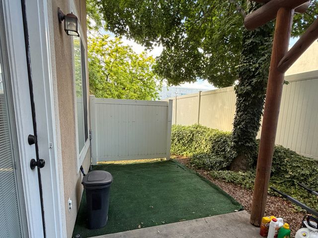 9457 S HIDDEN POINT DR, Sandy, UT 84070