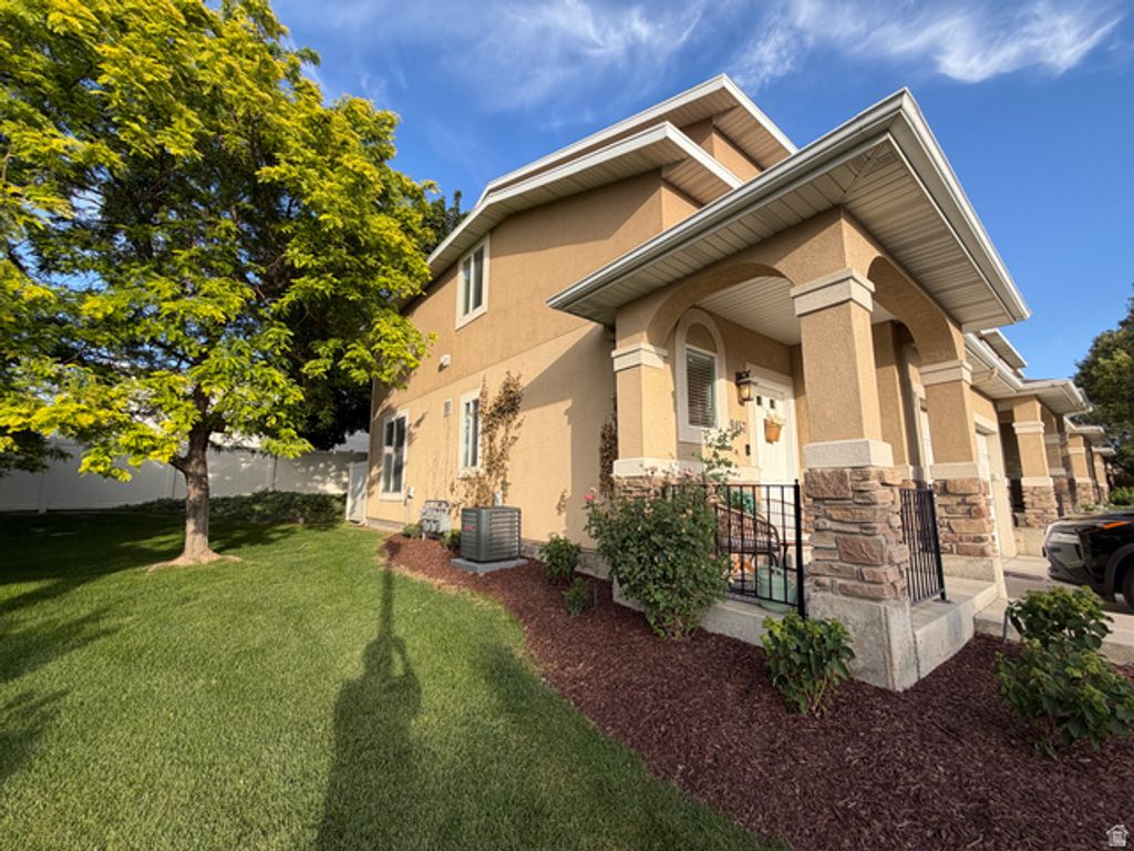 9457 S HIDDEN POINT DR, Sandy, UT 84070