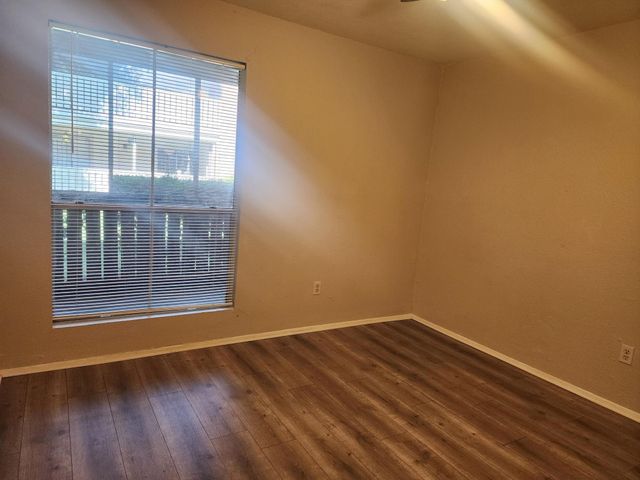 5665 Birchmont Drive H, Houston, TX 77091